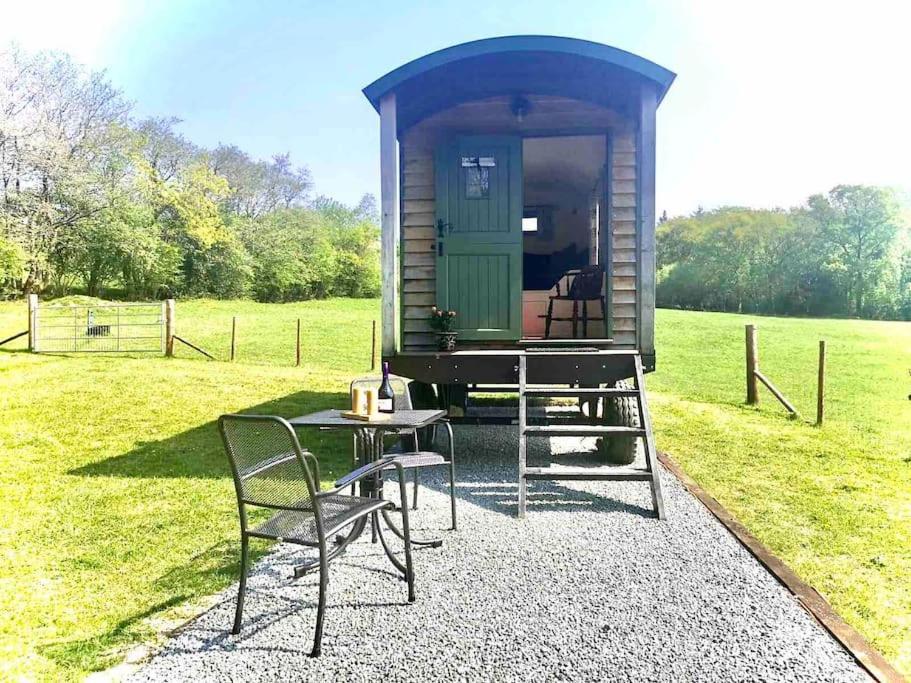 Farm stay Foxgloves And Fairytales Hut With Hot Tub *
