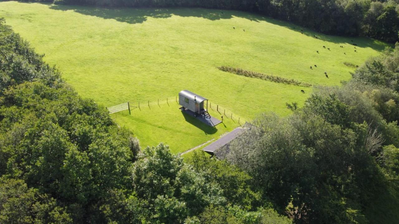 Farm stay Foxgloves And Fairytales Hut With Hot Tub